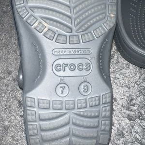 CROCS WOMENS 9 MENS 7